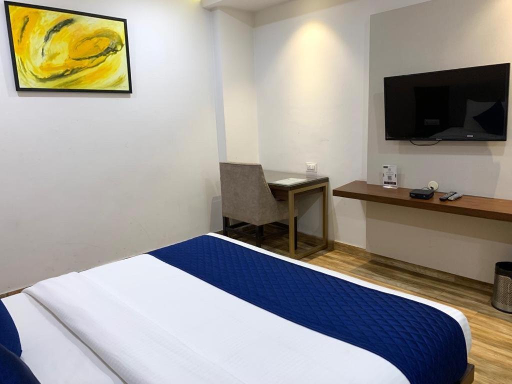 Hotel Ak Suites Patiāla エクステリア 写真