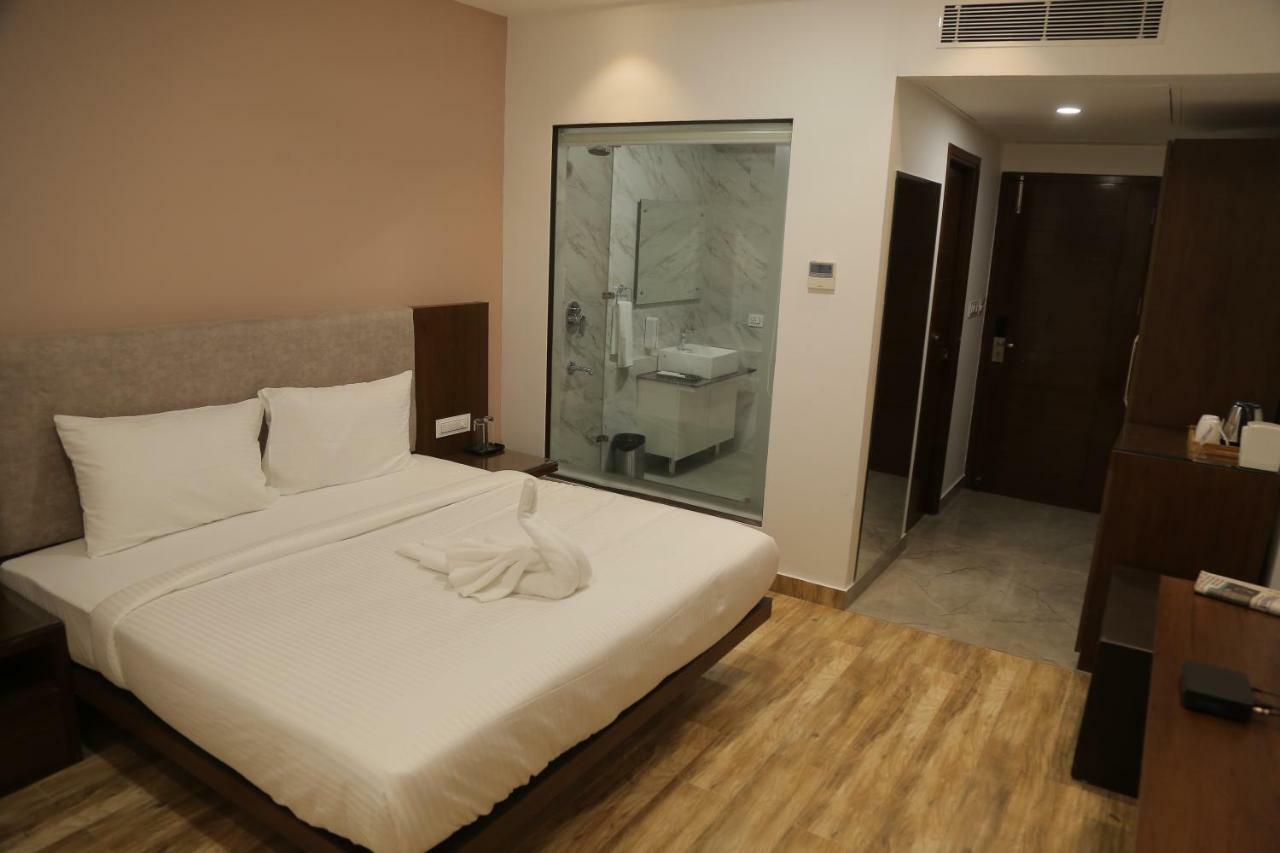 Hotel Ak Suites Patiāla エクステリア 写真