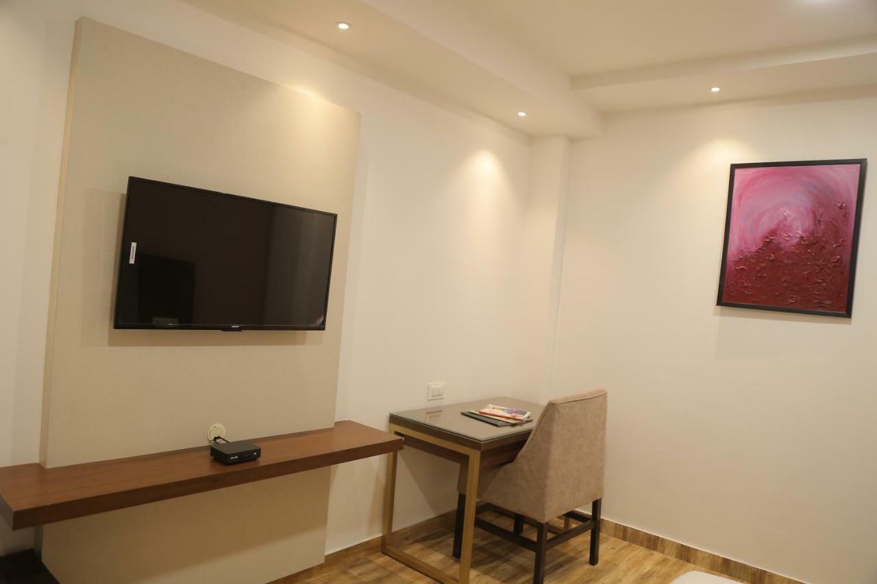 Hotel Ak Suites Patiāla エクステリア 写真